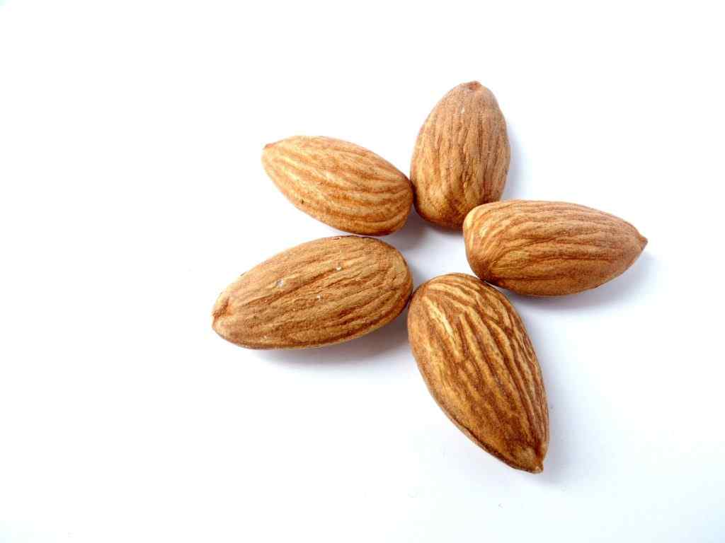 Health benefits of eating almonds